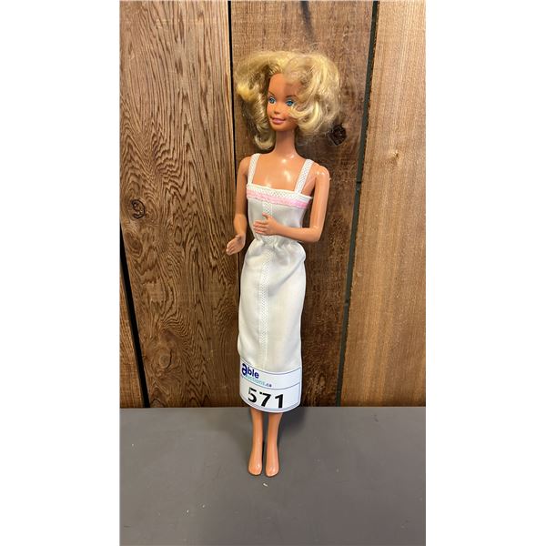 VINTAGE 1976 SUPERSIZE BARBIE (18"T)