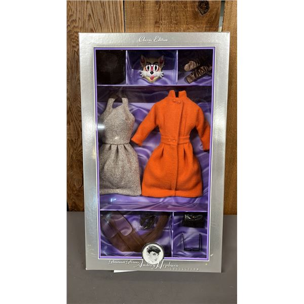 VINTAGE 1998 CLASSIC EDITION PARAMOUNT PICTURES AUDREY HEPBURN BARBIE FASHION SET *IN ORIGINAL BOX*