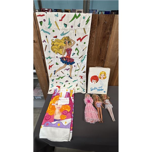 3 VINTAGE BARBIE DOLLS IN A VINTAGE VINYL BARBIE & MIDGE CARRYING CASE & BARBIE BATH TOWELS