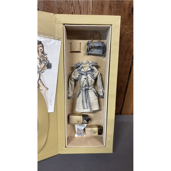 VINTAGE 2004 INTEGRITY TOYS FASHION ROYALITY "LIFE ON THE RUNWAY" TRAVEL WEAR SET *IN ORIGINAL BOX*