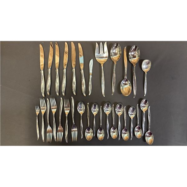 INTERNATIONAL STERLING "PINE SPRAY" STERLING SILVER FLATWARE: APPROX. 872.5G EXCLUDING THE KNIVES