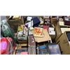 Image 1 : PALLET OF ASSORTED VINYL RECORDS, BOOKS AND SPORTS CARD EMPTY PAGES