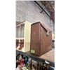 Image 5 : SHELF OF ASSORTED ITEMS INCLUDING CANDY MACHINE, VINYL RECORD EMPTY CASE, SMALL STOOLS AND MORE