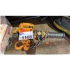 Image 2 : BEEBE ROUSTABOUT 3/4-TON MANUAL LEVER CHAIN HOIST AND METAL JACK
