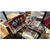 Image 2 : SHELF OF ASSORTED ELVIS PRESLEY COLLECTABLE ITEMS INCL. CARDS, TINS, MAGZINES AND MORE