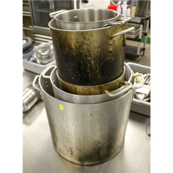 STACK OF 5 VARIOUS SIZE COMMERCIAL STOCK POTS