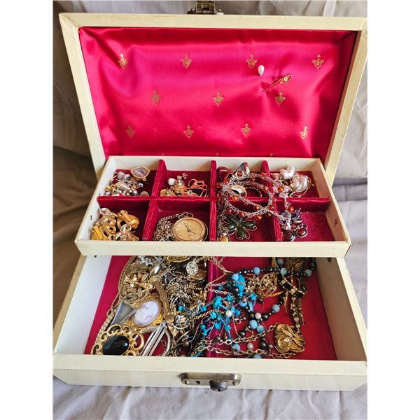 S1 Jade, Amber Jewelry & Box A