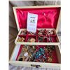 Image 2 : S1 Jade, Amber Jewelry & Box A