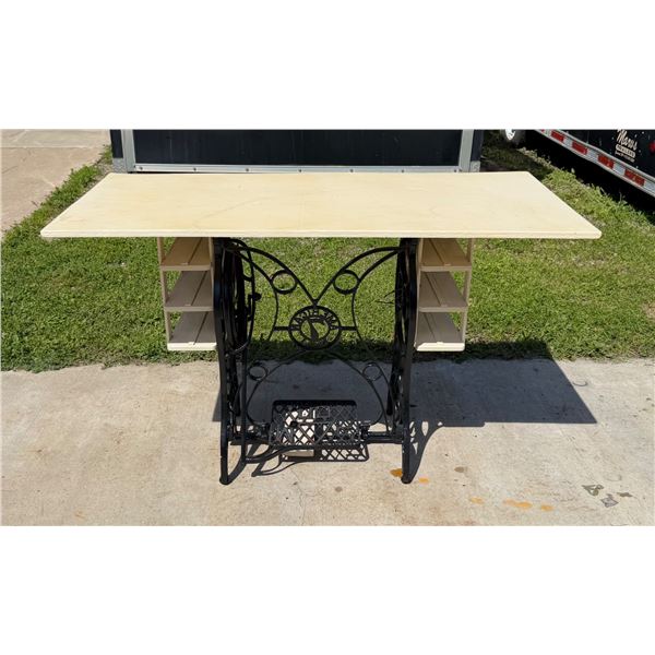 ANTIQUE SINGER TREADLE SEWING MACHINE BASE