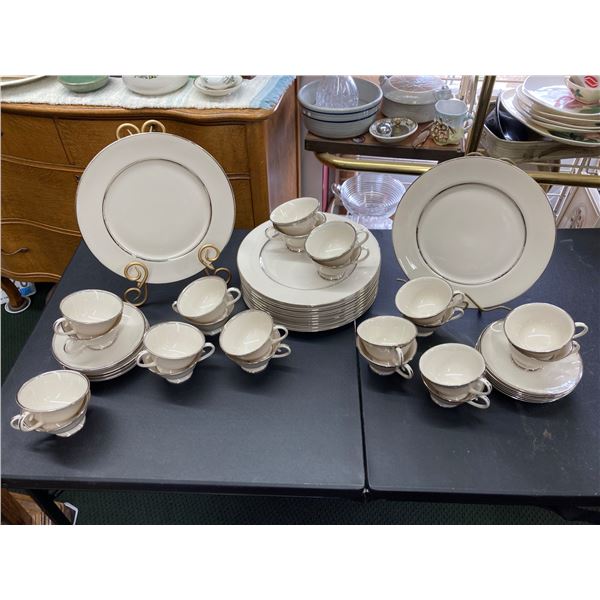 FLINTRIDGE CHINA IN THE CLASSIC "BELLMARK 2" PATTERN