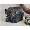Image 2 : Lot: Bear Sculptures, Bull Horns Mount, Wooden Dish