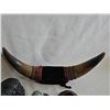 Image 5 : Lot: Bear Sculptures, Bull Horns Mount, Wooden Dish