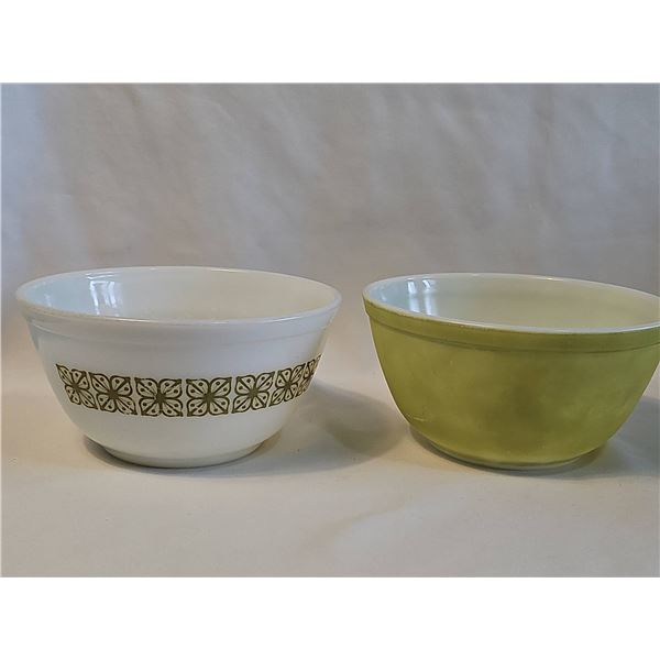 2 Pyrex Mixing Bowls, Patterned and Solid Green