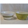Image 1 : 2 Pyrex Mixing Bowls, Patterned and Solid Green