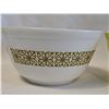 Image 3 : 2 Pyrex Mixing Bowls, Patterned and Solid Green