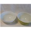 Image 4 : 2 Pyrex Mixing Bowls, Patterned and Solid Green