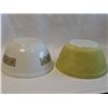 Image 7 : 2 Pyrex Mixing Bowls, Patterned and Solid Green
