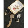 Image 8 : Elegant Jewellery Group with Necklace, Ring, Brooch, and Porcelain Dish