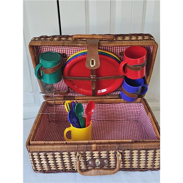 Wicker Picnic Basket With Plastic Tableware for Four
