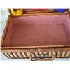 Image 6 : Wicker Picnic Basket With Plastic Tableware for Four