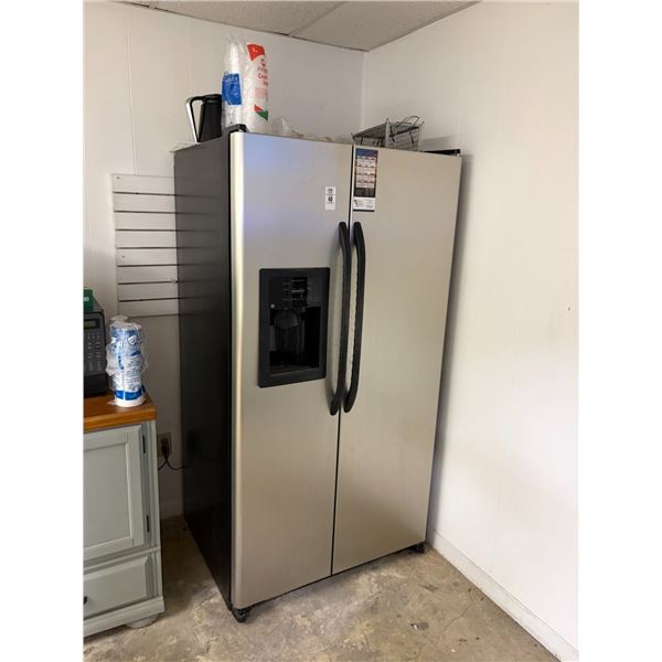 GE  SS  Ref/Freezer Side By Side