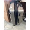 Image 3 : SwissGear Hard Shell Suitcase