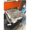 Image 2 : Gray Faux Fur Throw Blanket