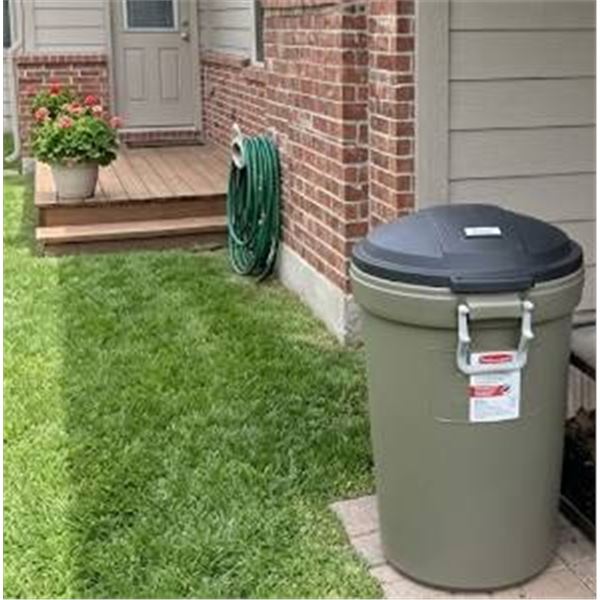 Rubbermaid Animal Stopper 32 Gal Refuse Bin