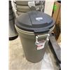 Image 2 : Rubbermaid Animal Stopper 32 Gal Refuse Bin