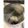 Image 3 : Rubbermaid Animal Stopper 32 Gal Refuse Bin
