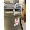 Image 5 : Rubbermaid Animal Stopper 32 Gal Refuse Bin