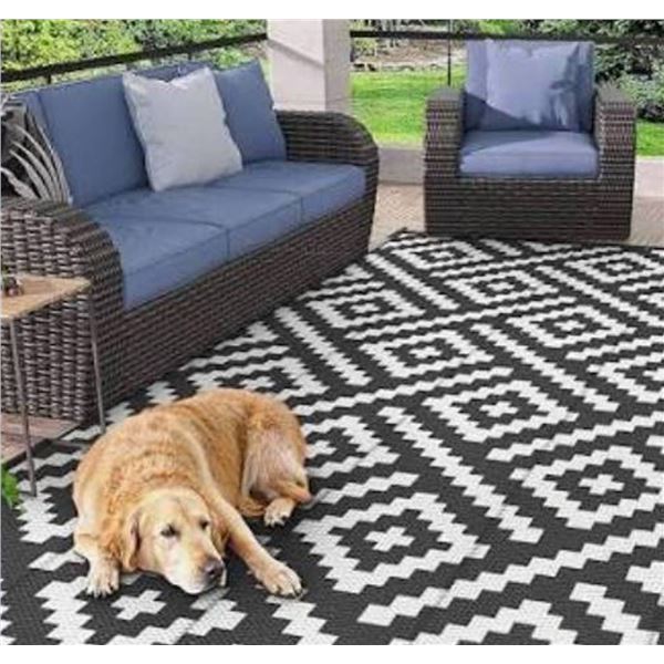 Outdoor Area Rug, Black and White *Pattern May Vary**