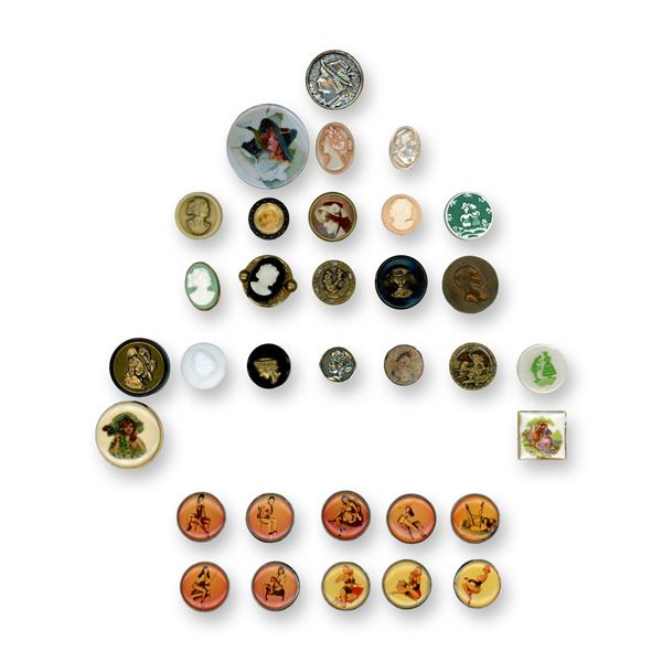 A CARD OF DIV. 1 ASSORTED MATERIAL  PICTORIAL BUTTONS