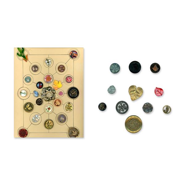 2 CARDS OF DIVISION 1 AND 3 ASSORTED LEAVES BUTTONS