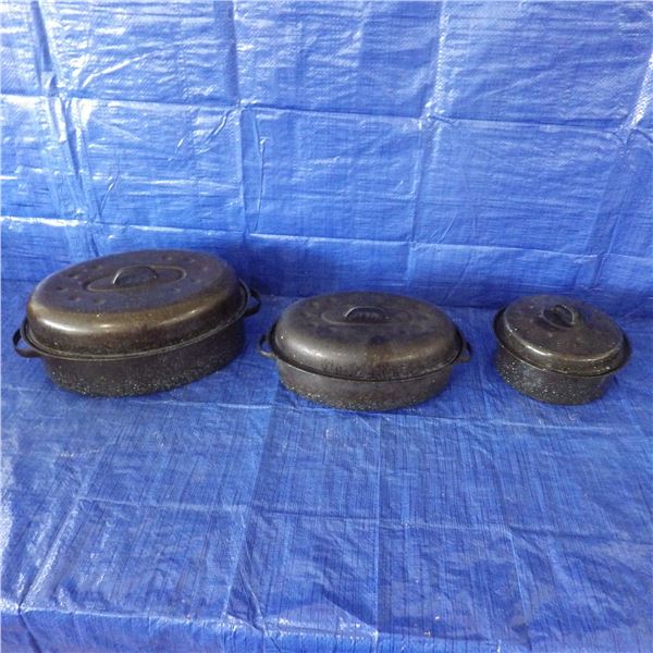Lot of 2 Oval roasters and small roaster