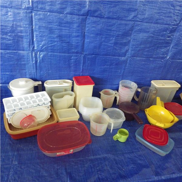 large lot of assorted tupperware