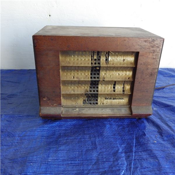 Vintage RCA table top tube radio
