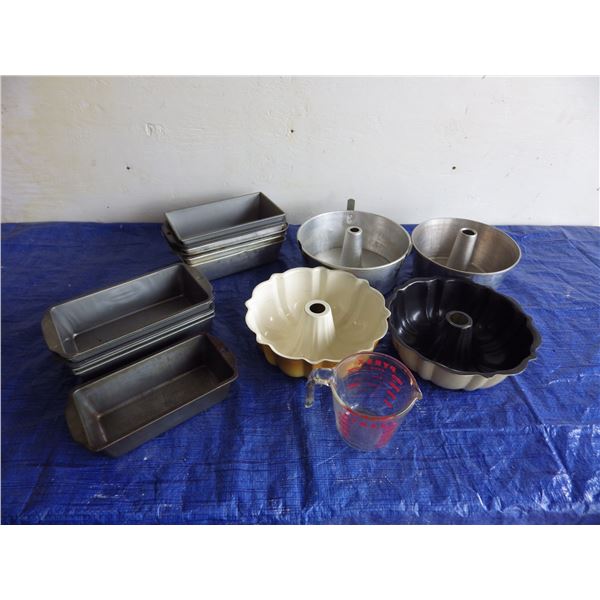 Cake pans and baking pans