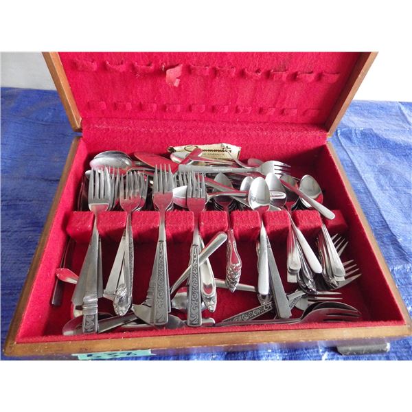 Cutlery chest with miscellaneous cutlery