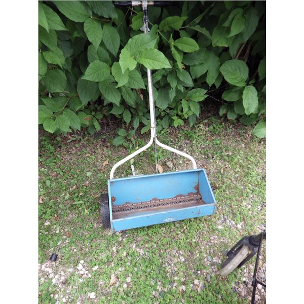 Grass / fertilizer spreader
