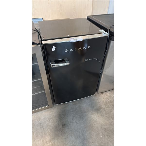 GALANZ 4.4 CU FT COMPACT REFRIGERATOR RETRO SINGLE DOOR FRIDGE WIPED LOOSE ASSET