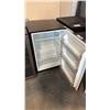 Image 2 : GALANZ 4.4 CU FT COMPACT REFRIGERATOR RETRO SINGLE DOOR FRIDGE WIPED LOOSE ASSET