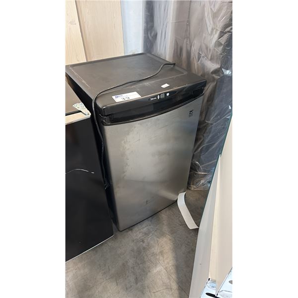 DANBY DAR483BLS 4.4 CU FT COMPACT SINGLE DOOR REFRIGERATOR 20.5"W X 21.5"D X 33.0"H