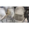 Image 2 : 4 GREY VELVET CLIENT CHAIRS