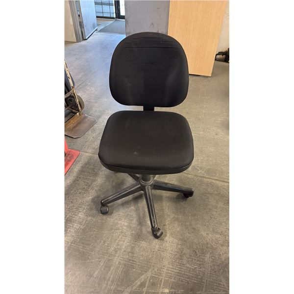 BLACK ADJUSTABLE TASK CHAIR