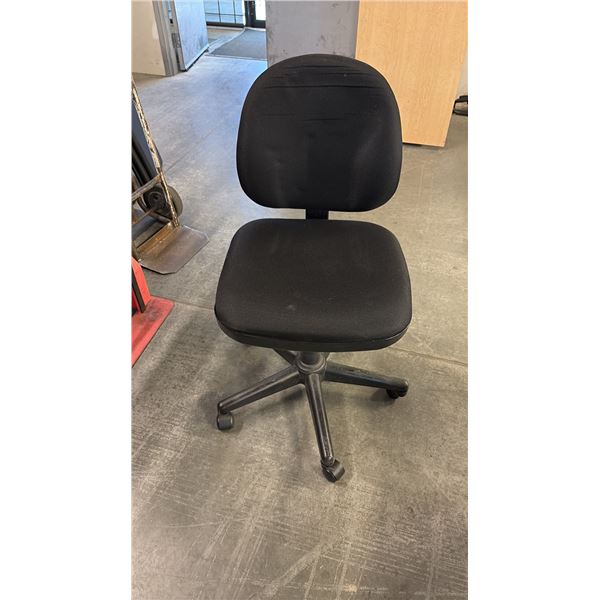 BLACK ADJUSTABLE TASK CHAIR