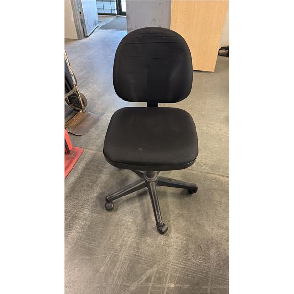 BLACK ADJUSTABLE TASK CHAIR