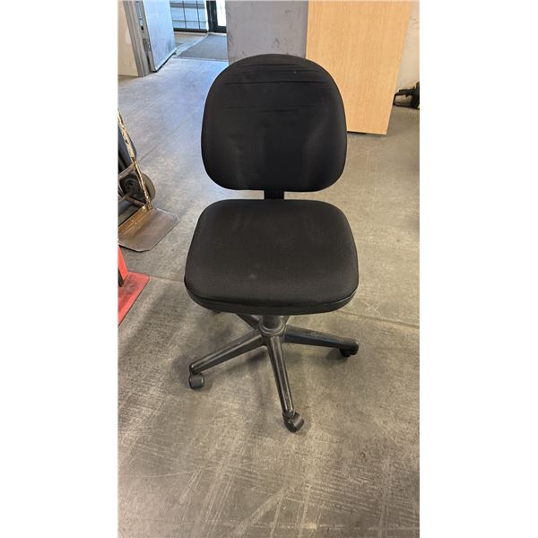 BLACK ADJUSTABLE TASK CHAIR