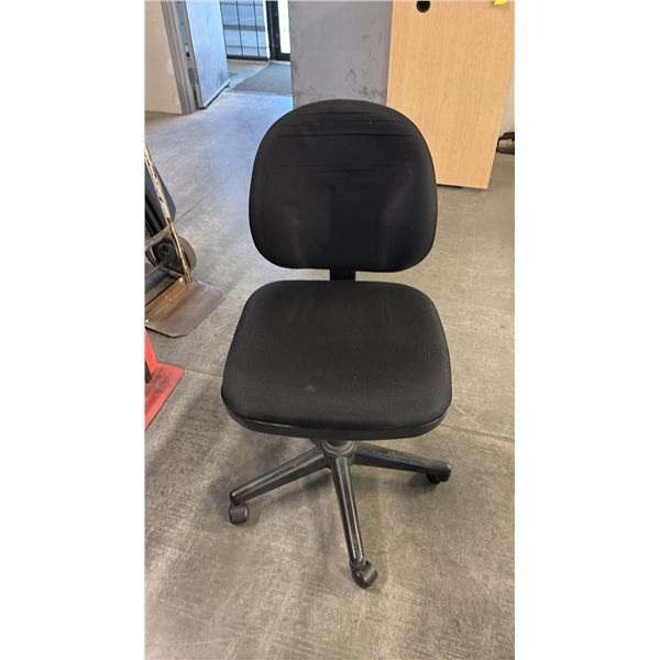 BLACK ADJUSTABLE TASK CHAIR