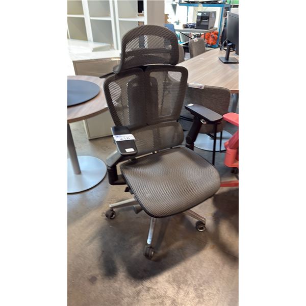 BLACK ERGONOMIC MESH OFFICE CHAIR W/ ADJUSTABLE HEAD REST